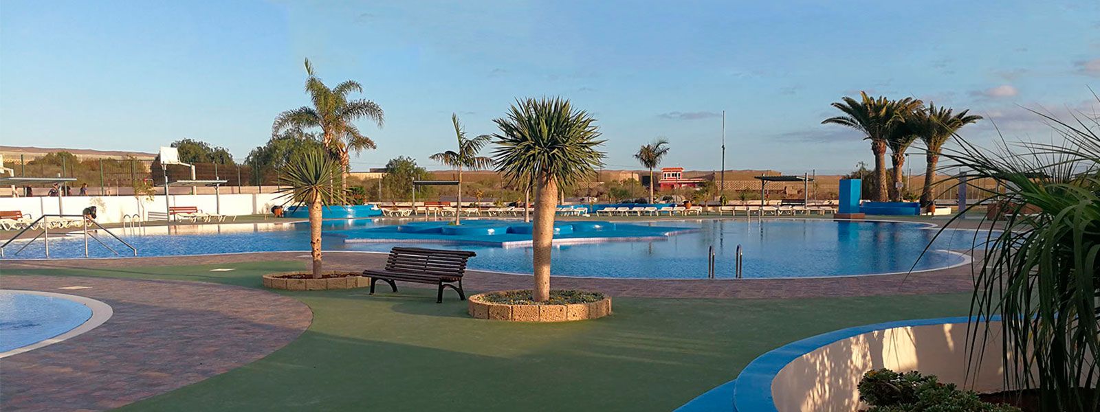 Camping Nauta piscinas con palmeras
