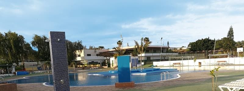 Camping Nauta piscina con hamacas
